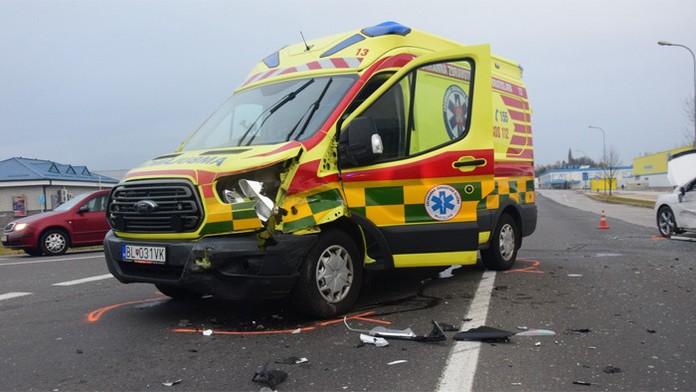 Nehoda sanitky a auta vo Zvolene.