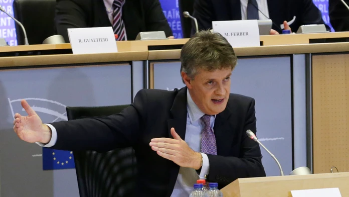 Britský eurokomisár Jonathan Hill počas vypočúvania.