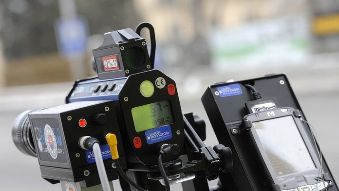 Policajný radar na meranie prekročenia povolenej rýchlosti vozidiel