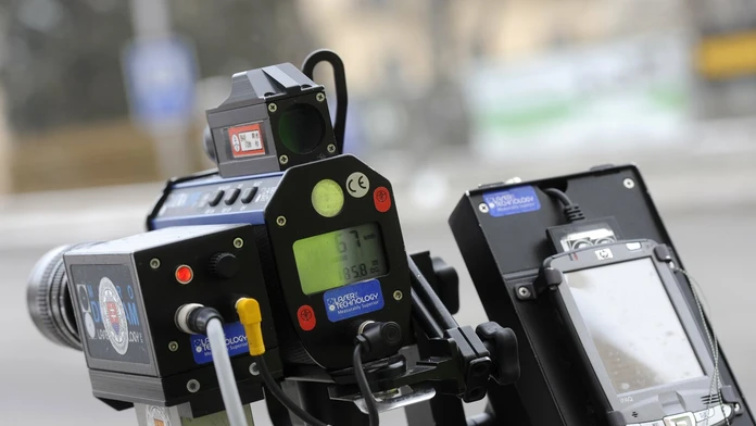 Policajný radar na meranie prekročenia povolenej rýchlosti vozidiel