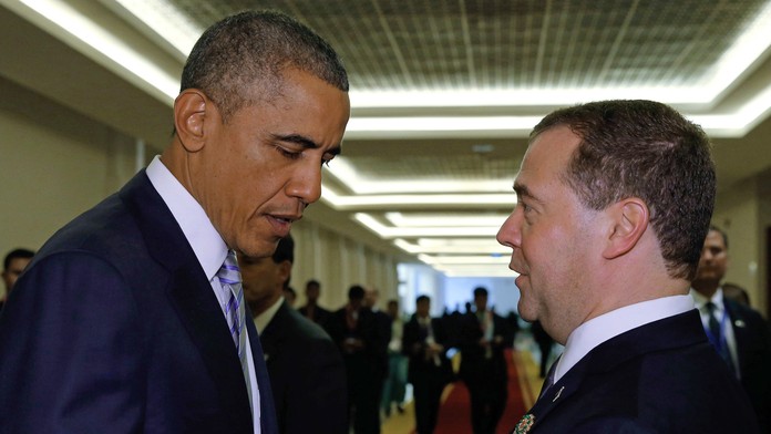 Ruský premiér Medvedev sa rozpráva s prezidentom USA Obamom na summite v Mjanmarsku