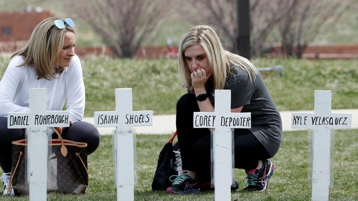 Tí,  ktorí prežili, s tými, ktorí neprežili