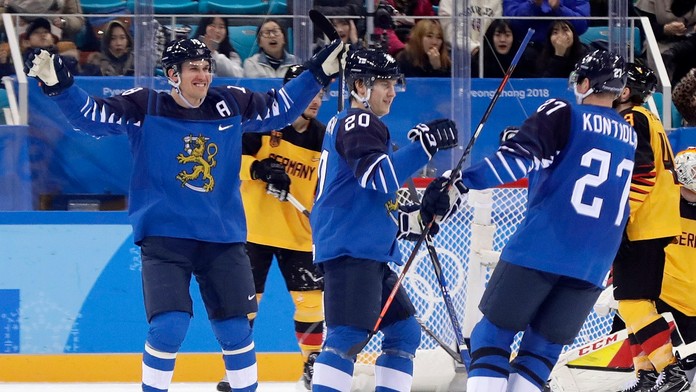 Gerrit Fauser (vľavo) z Nemecka bojuje o puk s Fínom Jonasom Enlundom na ZOH 2018.