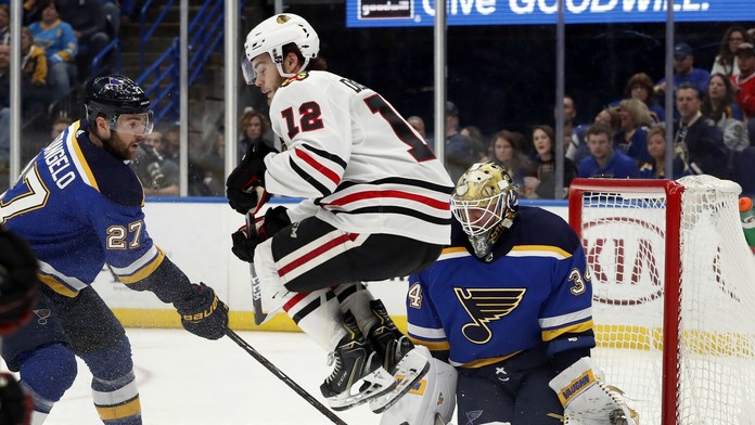 Útočník Chicaga Alex DeBrincat (v strede)