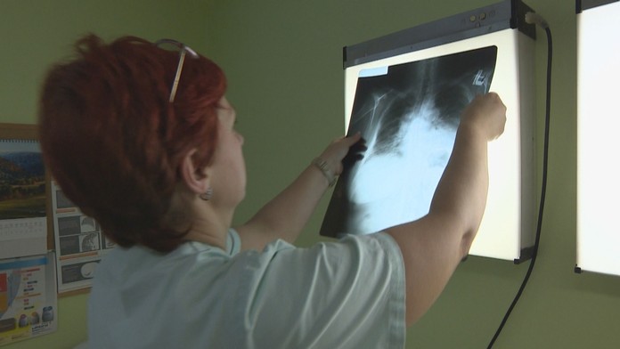 Čipkové šaty s odhalenými pleciami.