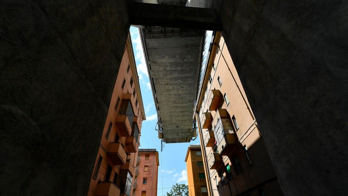 Budovy pod čiastočne zrúteným Morandiho mostom v Janove.