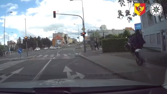 Zdrogovaný motorkár unikal polícii aj na jednom kolese.