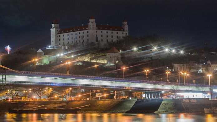 Hodina Zeme - pohľad na zhasnutý Bratislavský hrad.