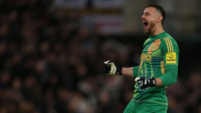 Newcastle s Dúbravkom v bráne postúpil do semifinále pohára. Ďalej ide aj Arsenal a Liverpool