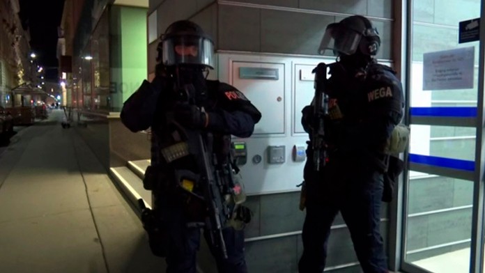 Polícia po streľbe vo Viedni.