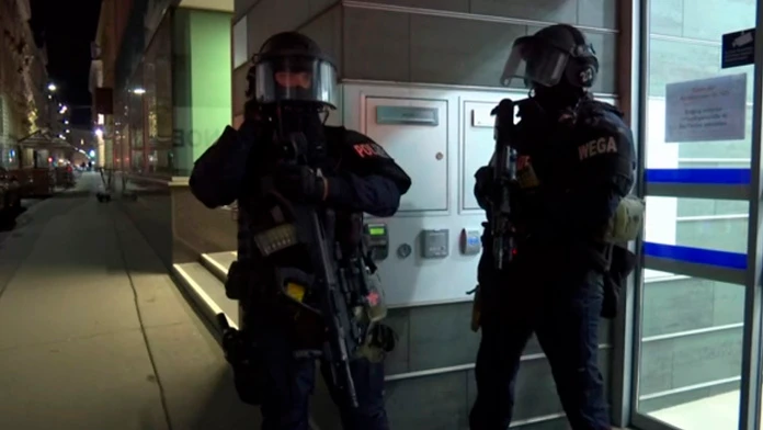 Polícia po streľbe vo Viedni.