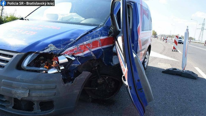 Auto vodiča, ktorý vošiel opitý do protismeru.