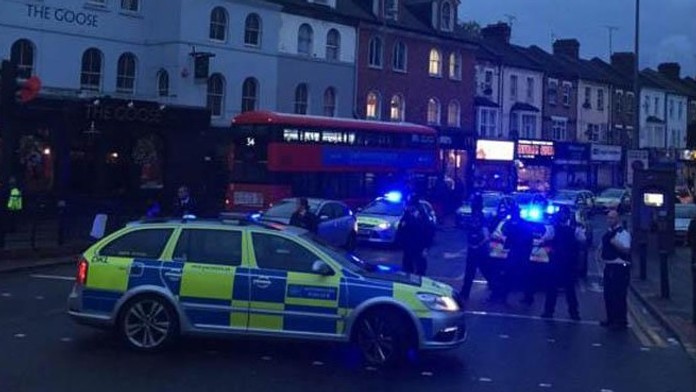 Policajti museli uzatvoriť celú ulicu