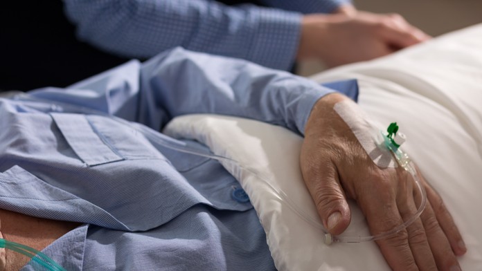 Starší muž v nemocnici - ilustračná snímka