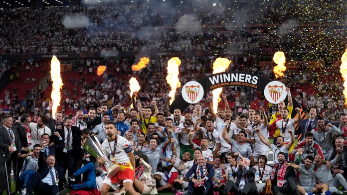 Na snímke hráč FC Sevilla Jesus Navas sa teší zo zisku pohára po finálovom zápase Európskej ligy.