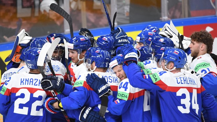 Slovenskí hokejisti sa tešia po víťazstve 2:1 v zápase základnej B-skupiny Slovensko - Lotyšsko
