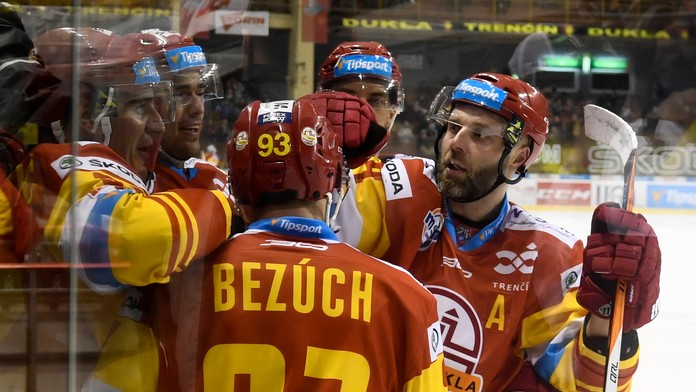 Hráči Trenčína sa tešia po góle Branka Radivojeviča.