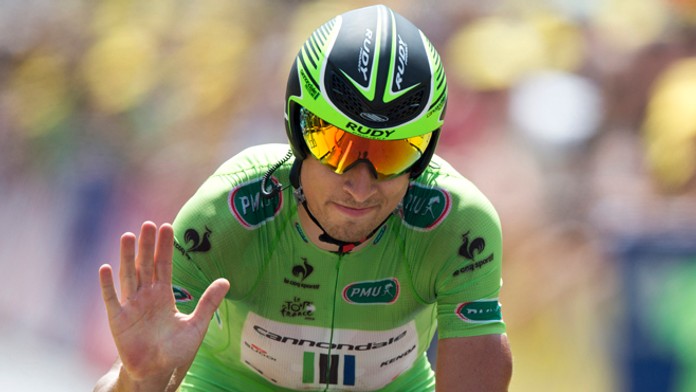 Peter Sagan zdraví divákov po časovke jednotlivcov dlhej 54 km.