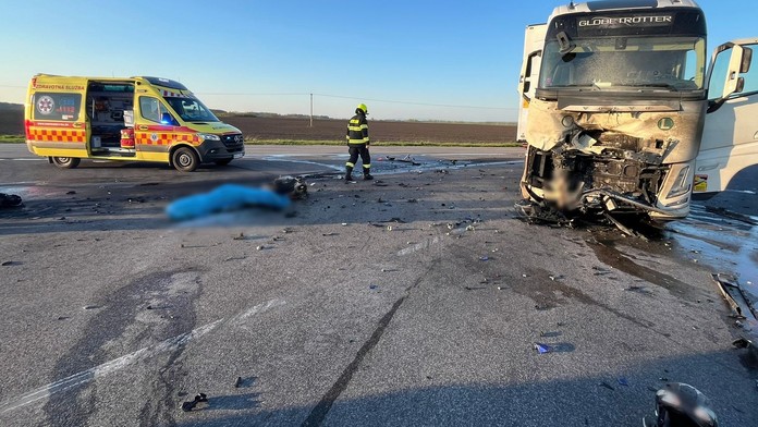 Motorkár zomrel po zrážke s kamiónom. Nákladiak mu zrejme nedal prednosť (FOTO)