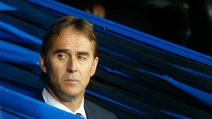 Kouč Realu Julen Lopetegui vchádza na trávnik pred zápasom LM proti Plzni.