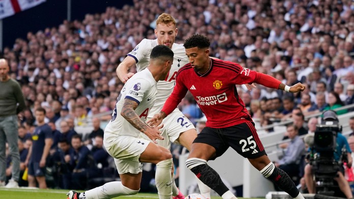 Jadon Sancho z Manchestru United a Pedro Porro z Tottenhamu počas zápasu anglickej Premier League