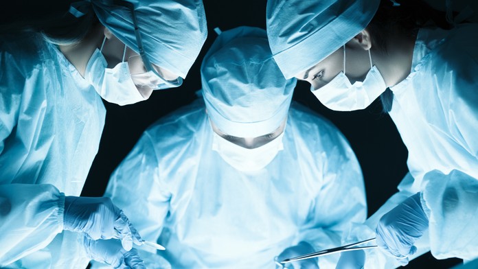 Muž mal podstúpiť operáciu žlčníka. Po neuveriteľnej chybe má doživotné následky