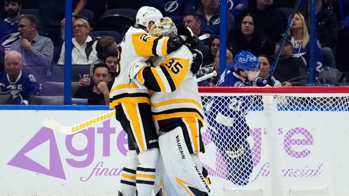 Na snímke sprava brankár Penguins Tristan Jarry a obranca Marcus Pettersson oslavujú víťazstvo.