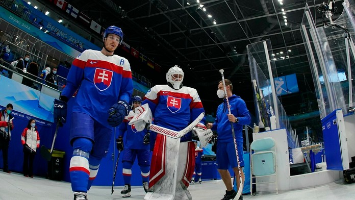 Hráči Slovenska vstupujú na ľad pred duelom proti Lotyšsku na ZOH 2022.