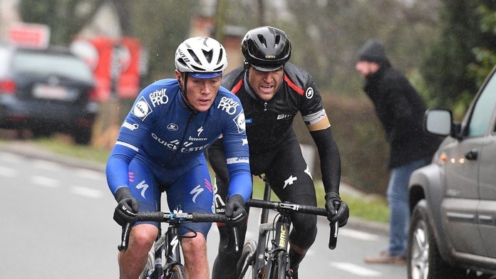 Yves Lampaert a Greg Van Avermaet počas pretekov Dwaars door Vlaanderen.