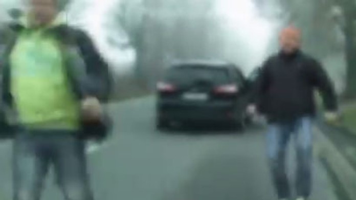 Na snímke prístroj na všívanie umelých vlákien do prírodného trávnika.