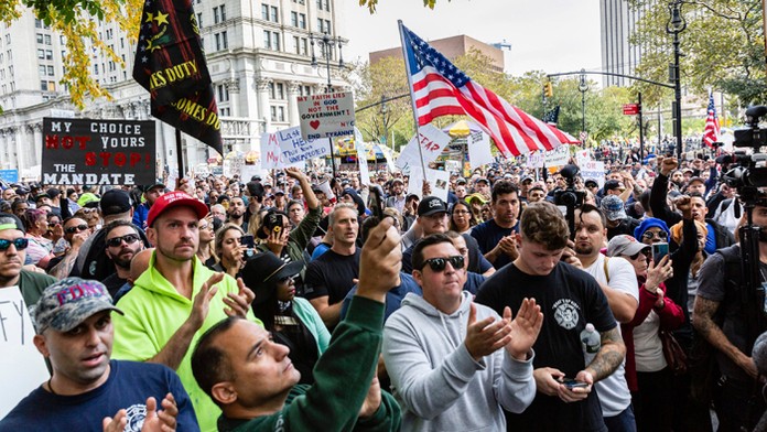 Tisíce zamestnancov mesta New York protestovali proti povinnému očkovaniu.