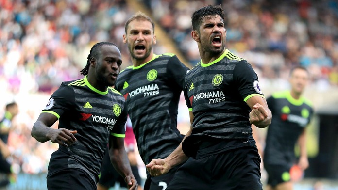 Diego Costa (v popredí) jasá po góle do siete Swansea.