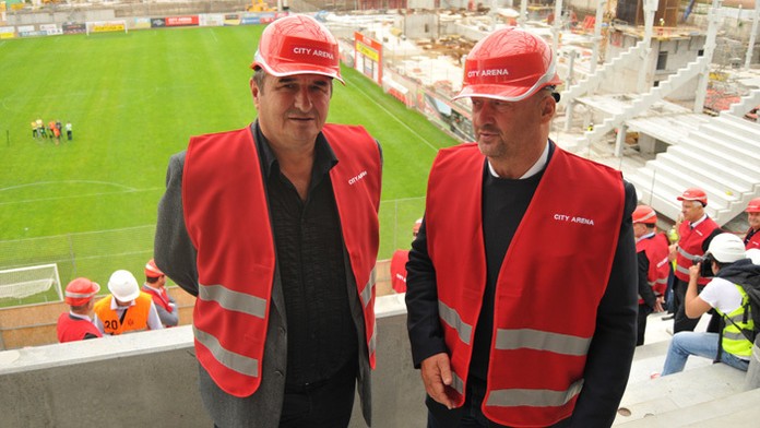 Na archívnej snímka z roku 2014 majitelia FC Spartak Trnava Miroslav Náhlik a Vladimír Poór (vpravo) 