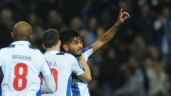 Jesús Corona (vpravo) so spoluhráčmi z Porta oslavuje svoj gól v dueli LM do siete Leicestru.