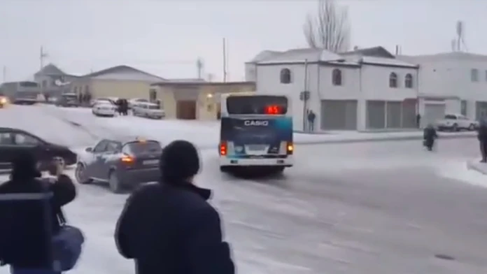 Vozidlá boli na klzkom povrchu neovládateľné
