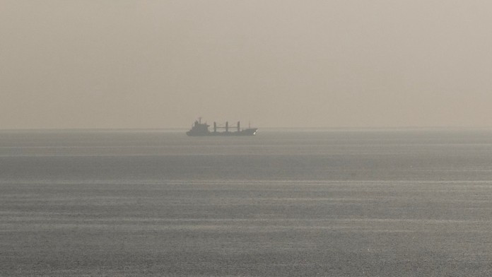 Ruská raketa zasiahla civilnú loď vstupujúcu do prístavu v Odeskej oblasti, oznámil Kyjev