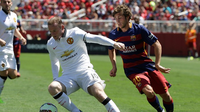 Wayne Rooney v súboji so Sergim Robertom. 