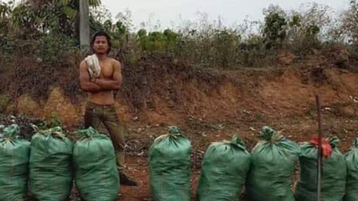 Evakuovaní ľudia v obci Hunkovce, kde našli  strelu "Andrjuša" sovietskej výroby z 2. svetovej vojny.