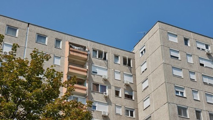 Muž vyhodil chladničku z jedenásteho poschodia. Tesne minul okoloidúcu ženu so psom