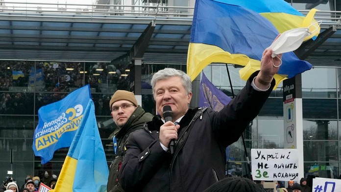 Bývalý ukrajinský prezident Petro Porošenko sa víta s priaznivcami po prílete z Poľska do Kyjeva.