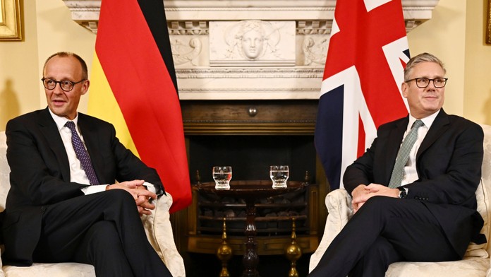 Britský premiér Keir Starmer (vpravo) a nemecký kancelár Friedrich Merz sedia počas stretnutia na Downing Street 10 v Londýne.