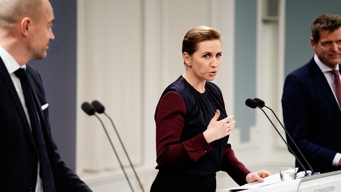 Dánska premiérka Mette Frederiksenová (uprostred) počas tlačovej konferencie ohľadne pandemickej situácie.