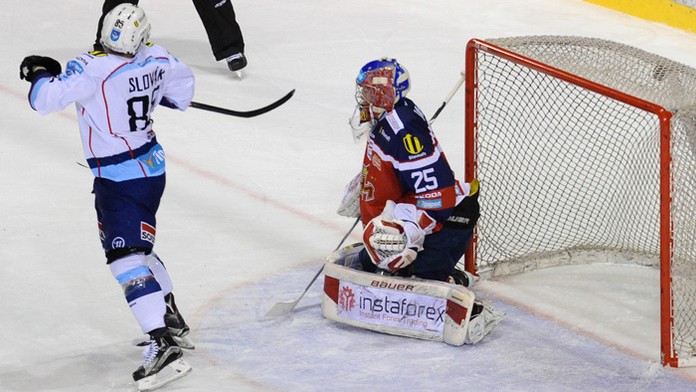 Marek Slovák dáva úvodný gól HK Nitra v semifinálovom zápase play-off Tipsport Ligy.