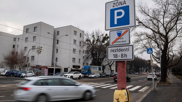 Vyhradené parkovanie pre rezidentov PAAS v zóne Tehelné pole v Bratislave.