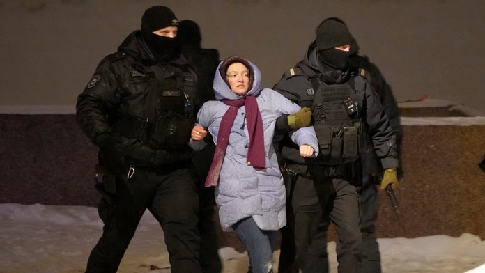 Navaľného tím potvrdil jeho úmrtie. Ruská polícia zatýkala ľudí, ktorí spomínali na zosnulého politika