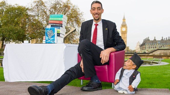 V Londýne si podal ruku najvyšší muž s najnižším 