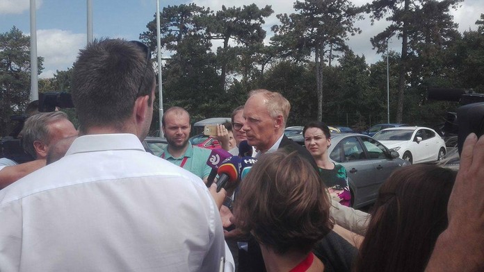 Jaroslav Paška odpovedá na otázky novinárov.