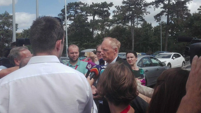 Jaroslav Paška odpovedá na otázky novinárov.
