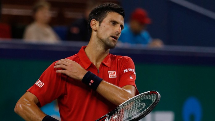 Zúfalí pohľad Novaka Djokoviča v semifinále Šanghaj Masters proti Robertovi Bautistovi Agutovi.