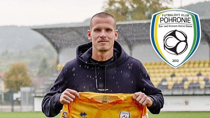 Richard Lásik s dresom svojho nového zamestnávateľa.